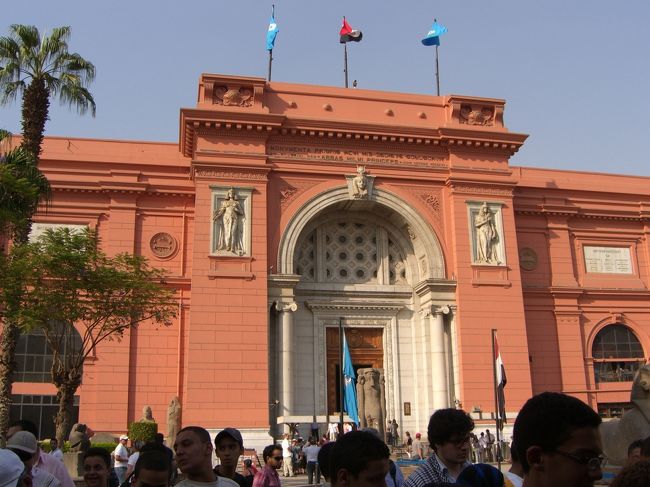 特に２階は、半分以上がツタンカーメン王の財宝だらけです。<br /><br />その財宝から伺えるファラオの栄光・権力と財力は見事！<br />ツタンカーメン王の黄金マスクや、人形棺、玉座、儀式用物などの副葬品はどれもこれも金箔が施され、銀やラピスラズリ石や着色ガラスで装飾されています。<br /><br />また、別料金(2,000円）でミイラ室にも入れます。<br />ラムセス２世のミイラは保存状態もよく綺麗な形で頭髪までしっかり残っています。<br />別料金を支払っても全然値打ちがあります。