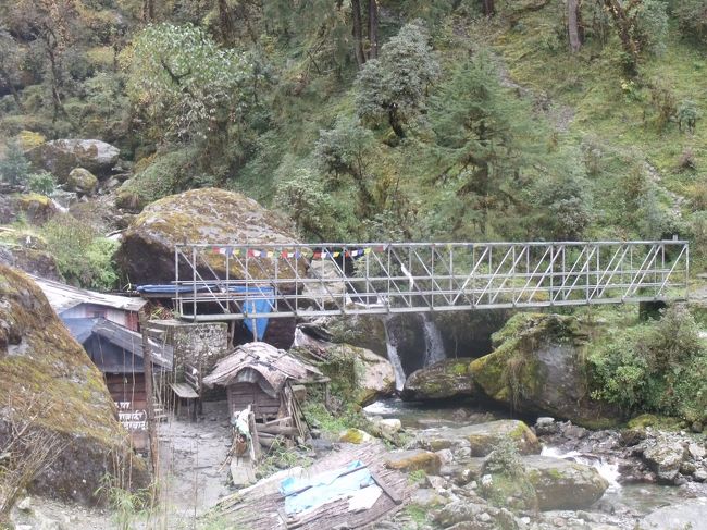 大きな岩のほとり地図ではウッディブリッジになっていた。でも今は鉄製<br /><br />高山病の予防には沢山の水を飲めとよく言われる。血液がドロドロでは心臓に負担がかかるからである。酸素が少ないので沢山の空気を吸い、吐き出す。当然水分も出ていく。<br />血液が濃くなる。血圧が高くなる。いろいろな症状が出てくる。<br /><br />今日の一句　ロッジは、冥途の旅の一里塚。<br />