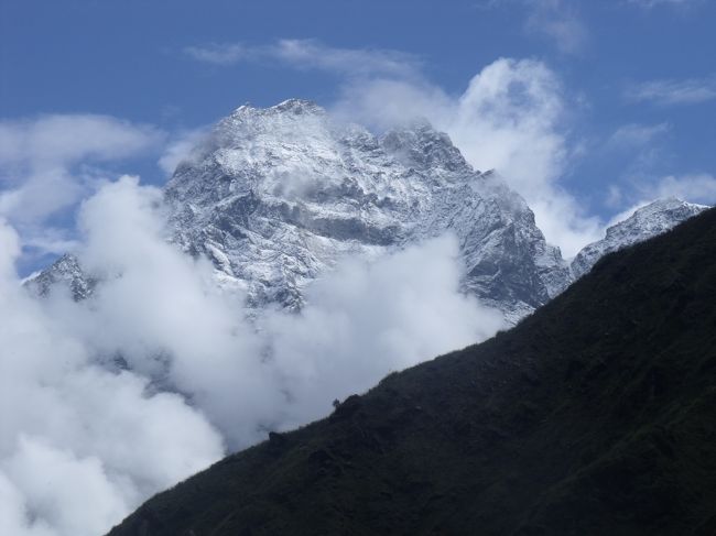 ２０１０年１０月２１日（木）上部の方で雪が降ったようである<br /><br />７：４５出発<br />８：４５一服靴下を一枚加える。女性ポーターも六，七人見かけた。<br />目の高さで飛行機が下降して行く。ルクラはホントに近い。ミカンの皮が捨ててあるので、ポーターに聞くと四個４０RPで分けてもらう。籠の中から取り出す。これって本当にあんたのものなの？<br /><br />１０：２０尾根を回り込むと、カンテガがものすごい迫力で姿を見せる。<br />カンテガのすぐ下の段地にルクラはある。<br />１１：００川にどんどん下りSurkay　滑走路と思っていた台地は違うようで、その向こう側に降りて行った。<br />　　　　　<br />