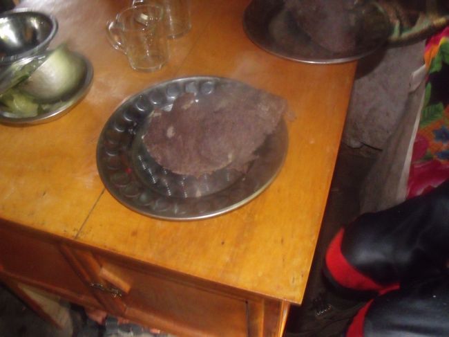 ツァンパ（麦こがし）ネパリでディドウ（ピートゥ）かまどで水を加えながら炒っていた。<br />少し凹みを付け、スープにつけて食べる。少し分けてもらうが、あまりうまい物ではない。<br />１１：１５子供や女性のポーターが多い。<br />１１：４０ルクラへの分かれ道。１時間かかる。<br />１２：００ルクラ直下の滝<br /><br />乾季であるはずのネパールでずーっと雨がふっていたら<br />次の日には日本人は予定があるからと帰り<br />２日目にはイギリス人は７つ詩が出来たとアメリカ人に教えて帰る<br />３日目にはアメリカ人はイタリア人にコンドームを売りつけて帰り<br />４日目にはイタリヤ人はフランス女を物にしたと帰る<br />５日目にはフランス女はドイツ人とユダヤ人とを相手にしたが不満げに帰り<br />６日目にはユダヤ人とドイツ人は、交互に使ったコンドームを北朝鮮人に売りつけて帰る<br />７日目には北朝鮮人は７日間しか雨がふらなかったのは、将軍様の御威光だったんだとインド人に吹聴して帰り<br />インド人は次に雨が降り、晴れる日がいつかを確認してから帰る<br /><br /><br />