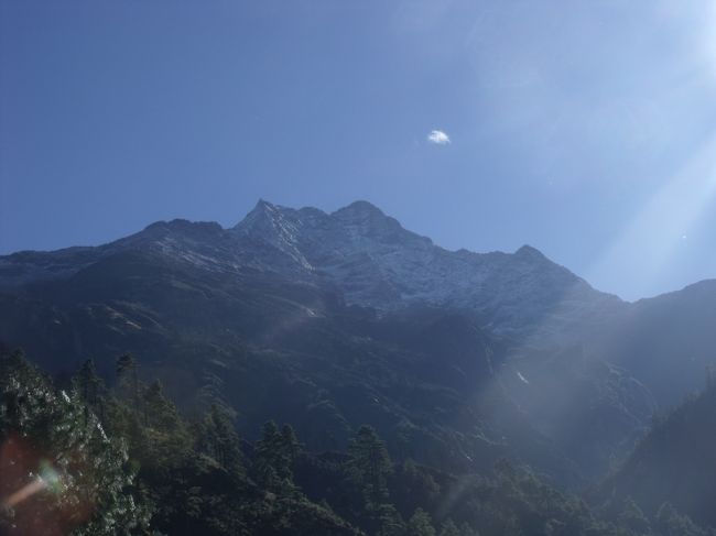 ２０１０年１０月２２日（金）あさコンデの山々が、きれいに見える。<br />でかいカメラを３脚に据えて撮っていた人がいた。もっと早く起きだせば朝焼けが見れたのかもしれない。<br /><br />９人グループのガイド、ペンパさんが山の説明してくれた。クンビーラは右側のスカイライン上にかすかに見える。正面の山がコンデで手前にあるナニヤラピークに登るとエベレストも見える。コンデ山群の盟主コンデ・リ峰（「悪魔の山」の意、６１８６ｍ）<br />今日１日同行させていただく事にする。<br /><br />８：１５出発　高山病なのか、馬に乗ろうとしているが、なかなか乗れなくて四苦八苦している。あの人だって何日前には元気いっぱいだったはず。気を付けなければ。<br />９：００コンデルートへの道があるはず、と聞くが行ったことがないので解らない。滝がある。<br />１００M以上の高差はある。滝つぼで泳げるのではないか。<br />下山中の日本人に、勝手なお願いだが、妻に電話して元気だと伝えてほしいと依頼する。快くOKして下さり、青年協力隊の女性の方、ありがとうございました。<br /><br />今日の一句　　高山病　夢はヒマール　駆巡りる<br /><br />