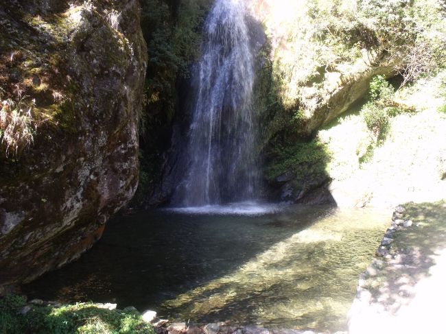 ９：４５BenKar口すぼめ呼吸法で歩く。口をすぼめ深く吐き、深く吸う。<br />コウすることで肺に圧力がかかり、酸素が取り込みやすくなる。<br /><br />　空港で一緒に泣いていた人が下ってきた。初めは気が付かなかったが、ガイドが人懐こく声をかけてきた。次の日にはうまく乗れたそうだ。黙っていては何にもならないと、ガンガンやったらしい。金沢にも事務所があるハザマの人で、カトマンズで道路を作っているのだそうです。<br /><br />１１：１０少し早いが、ナムチェまで３時間の間レストランがないので、昼食となる。ミックスフライドマカロニ３００RP結構高い。日本円で３６０円くらいだが、ネパール人にとってはため息ものだろう。ネパール糸東流カラテ道協会の認定書が掲げられていた<br /><br />１２：００出発　左の山の上にラマ教のお寺があり、予算５０万ルピーの寄付を募っていた。お寺はすでに出来上がっており、下ではホテルを作っていた。<br /><br />やれ打つな　ヤクが糞する　シッコする（ヤクの細道）