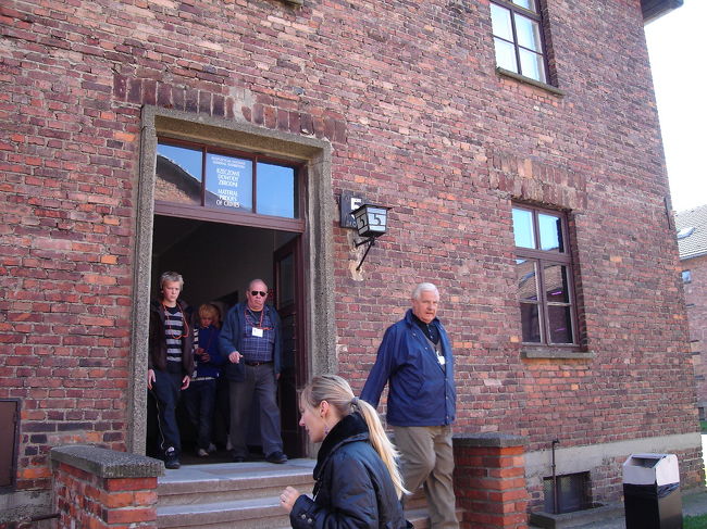 第5ブロック<br /><br />このブロックには、解放後に発見された、被害者の所持品が展示してありました。ブラシ類、靴、所有者の名前と住所が書いてあるトランク、ボール、身体障害者の義手と義足など。