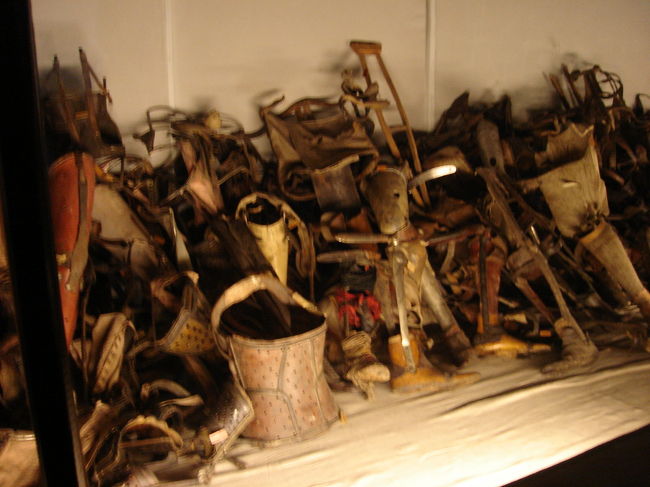 第5ブロック内：囚人の義足・義手<br /><br />-コラム：第二次世界大戦の勃発-<br />1939年9月1日にドイツ軍が、又17日にはソ連軍がポーランドに攻め込み全国を占領した後ポーランドは分割されました。そしてオシフェンチム市を含むポーランドの一部はドイツ領となりました。中央ポーランドは完全にドイツの支配下となり、ドイツの行政によって運営される総督管区が作られました。1939年8月にはドイツとソ連の協定で東部ポーランドはソ連に占領されました。しかし1941年6月にドイツとソ連の戦争がはじまり、結局その後それらの領土もドイツに占領されたのでした。<br />1940年4月になるとドイツはデンマークとノルウェーを、5月にはベルギー、オランダ、ルクセンブルクとフランスを攻撃しました。また、1941年4月にドイツはユーゴスラビアとギリシャに攻め込み、同年6月には同盟国であったソ連を攻撃しました。そして1941年秋にはヨーロッパの殆どがドイツに占領されたのです。