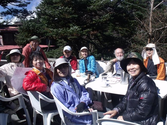 １１：１０ホテルを出ようとすると、混成登山隊の皆さんと出会い、お茶のし直しとなる。<br />ガイドのペンパさんは、６月から８月下旬まで３か月間北アルプスで働いているそうで、<br />この人たちとは、１０年来の知り合いだそうです。ペンパさんは、５枚もライセンスを持っている。７０００M以上の山にも案内することができる。<br /><br />ペンパさんに、クリシュナのことを聞いてもらう。ゴキョウには行ったことがない事が判明。<br />まぁでも大丈夫だろうと言うことで不問にする。利用する予定の宿をクリシュナにメモさせている。<br /><br />シャンボチェにうち出でて見れば白妙の　ヒマールの高嶺に雪は降りつつ <br />シャンボチェに通ふ千鳥の鳴く声に　いく夜寝覚めぬダイナモックス <br />