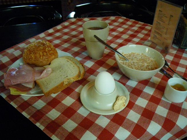 ユースの朝食。<br /><br />簡素だが、これくらいがちょうどいい。