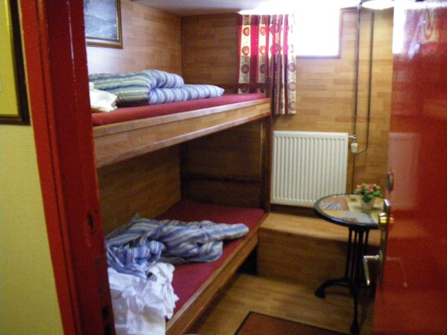 寝室、というか、船室、というか。<br /><br />一人で寝るには十分。