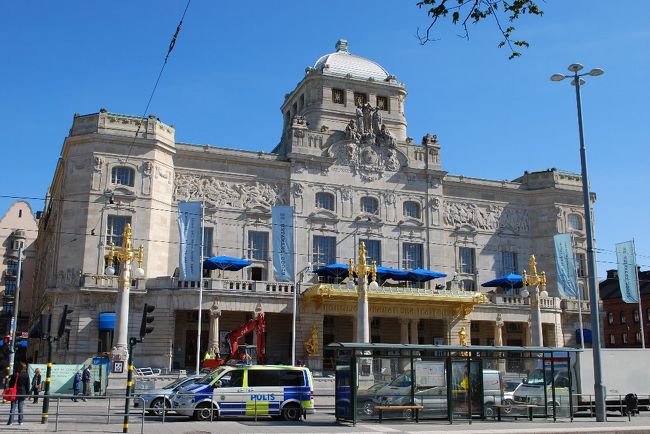 王立劇場。<br /><br /><br />手前はトラムの駅。始発が10時40分というやる気のなさ。