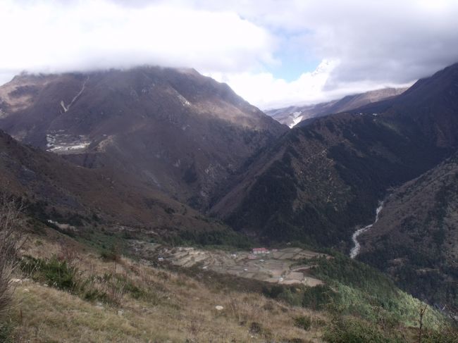 ヤクがゼイゼイハァハァ言って登っている。あれだけ背負わせられば、いくらヤクであろうとも苦しいだろう。ずーと緩やかな登りで、汗もかかず、順調に進む。<br /><br />振り返れば最晩手みたいで、みなさんとっくに先に進んだか、ロッジにおくつろぎしているかで、誰も登ってこない。スカイライン上の目の高さに、エベレストホテルが見える。今日は楽々コースだった。<br /><br />１４：３０MongLa３９７５Mに着いた。地図にはモンラと言う名はなかった。<br />岬のよ岬のように谷に張り出した尾根の背に有るのがモン・ラここは峠なので空がひろい。<br /><br />室内に洗濯ロープをかけようと、配線コードに結んだら、ステップルが飛んでしまった。<br /><br />