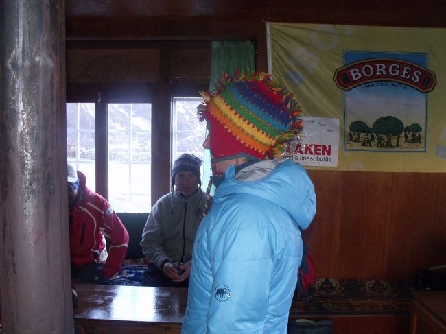 何にもすることがないので、ロッジのほんのちょっと裏にあるタルチョまで行ってみる。<br />茂みの中にネパールの国鳥であるダッフェが、レンジ色の尾っぽを広げている。<br />モンラで泊まるつもりなら、シャンボチェやクムジュンで時間を使った方が良い。<br /><br />フランス人が、２つの椅子を重ねて使っているので、一つ貸してくれと言ったら、１つは座席の底が抜け、１つは足が折れていた。フランス娘はゴキョウからの帰りで、素晴らしかったと言っているようだ。ニースに住んでいるそうで、ニースは金沢の姉妹都市だと勘違いし、ブラザーシティと言ったが通じなかったようだ。本当はナンシー市の間違いだと気が付いた。姉妹は英語でなんだっけ。<br />てっぺんから後ろまで、モヒカンみたいにモサモサになっている帽子