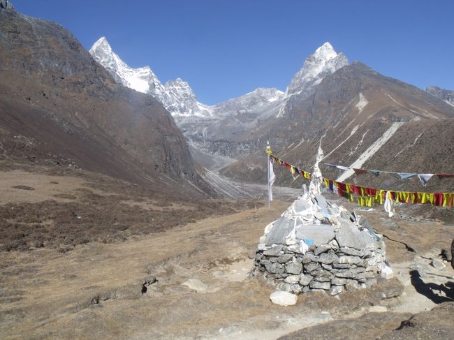食堂に入ると、ストーブにヤクの糞を、手づかみで袋から出して、火をつけてくれる。火力は強く、大きなやかんの水を沸かしている。今日もダルバット。サバの缶詰とキムチでおいしくいただく。追加のライスは断ったが、どさっと入れてくれたジャガイモのカレーは残した。<br /><br />名品難問ナンプレ１３０選ジュピター（１番難しいスウドク）も３問あっけなく解いてしまい、<br />高山病の兆候はないと思っていたが、左の手の親指が強張る。付け根をマッサージするが、ツボを押すと非常に痛い。頭痛はないが脈打っている。万金油をこめかみと鼻に塗る。