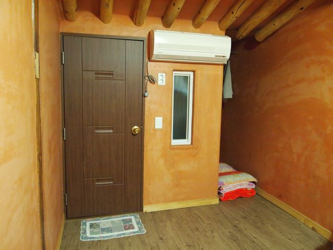 部屋の中はこんな感じ。<br />ちょっと狭いけど、寝るだけだし充分。<br />キングサイズくらいの布団が一組みだけだったのが残念。<br />ホント、雑魚寝状態です。<br />