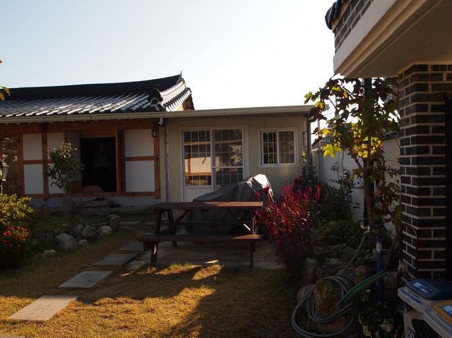 ゲストハウスにレンタル自転車があったので、自転車を借りて観光へＧＯ！！<br />「仏国寺まで行きましょう」と言うジウンちゃんの言葉に「えっ??」と思ったんだけど、慶州に来たことがあるジウンちゃんを信じて出発。<br />ここから遠出の自転車旅になったのでした。