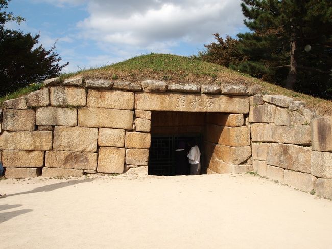 で、すぐ近くには「石氷庫（ソッピンゴ）」があります。<br />氷を保存するため造られた世界最古の冷蔵庫です。