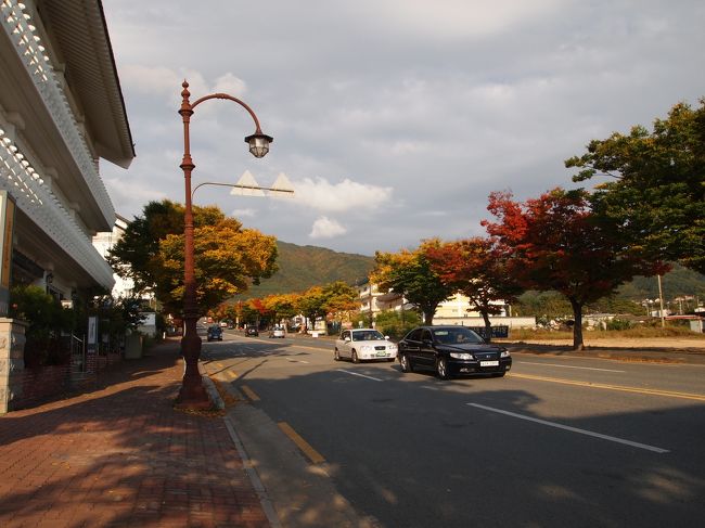 途中の寄り道もあったものの、ゲストハウスを出て２時間経過。<br />やっと仏国寺前の通りまで来ました。<br /><br />ここはまだ道が平坦な方ですが、最後に上り坂があります。<br />２人とも、かなりヘロヘロ。<br />慶州市内の地図に仏国寺載ってないもん。<br />「自転車で行けるの？？」と思った予感が的中。<br /><br />結論：慶州市内から自転車は無理です。<br /><br /><br /><br /><br />
