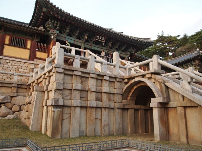 青雲橋(下段)と白雲橋(上段)という２段形式の階段は国宝なので、ここからは上に行けません。<br />かつては池があったらしいですが、今はその名残があるだけです。