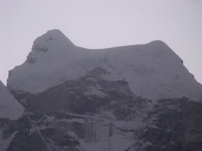 ２０１０年１０月２４日（日）朝まで眠れぬまま夜明けを待つ。<br />ネパール入りして、今朝は初めての快晴である。霜が降りていて、葉の周りが白く、葉脈だけが緑色していてきれいだ。３０分ほど寒さをこらえていると、予想外にエベレストホテルの裏側にある、コンデの下の方が茜色に輝き始めた。もっと下の段まで行けばもっとよく見れた。<br /><br />タムセルク6808ｍ「タムセルク」が、「朝日に輝く黄金の仏像」の意味<br />カンテガのスフィンクスは、目も口もはっきりと見え、少し胴長の犬が背伸びしているように見える。アマダプラムは、槍　小槍のようになっている。 <br /><br />無名峰に名前を付ける。パグ歴３０年の愛犬の名前から、チャウジェンガ、ハニーヒル、ヒマールカンタ、アヤールー、マナウルついでに妻の名前からサトミール<br /><br />