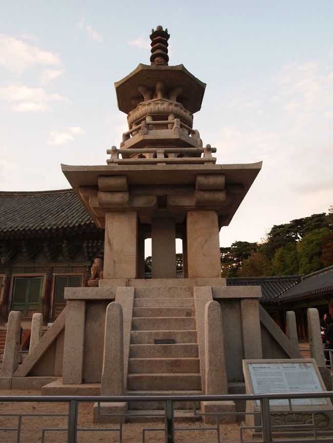 大雄殿前にある多宝塔。（国宝）<br />一層目には四方に石獅子像がありましたが、３体盗まれてしまい<br />今は１体しかないんだそう。