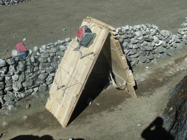 ７：４０出発　すぐに暑くなり、羽毛をぬぐ。<br />８：２５タンガ（Thanga）は「下」という意味だそうです。クリシュナにホースを持たせ、<br />シャワーする。霜解け水は非常に冷たい。さっき羽毛を脱いだ時、サングラスを置き忘れた。今からが必要になるのに、わずか３０分ほどしか使わなかった。いくら１０００円程のものといえ、ヘイゼイ使い慣れていないから、忘れてしまった。<br /><br />９：３０小さな峠　２人組でベニヤ板を運んでいる。５ｍｍ板を１５枚ほどだ。商売ものに落書きがしてある。牛歩蛇行除糞　小さな沢を遡ると、桜の並木があった。よく見ると花がちらほら咲いている。橋と滝の手前<br /><br />