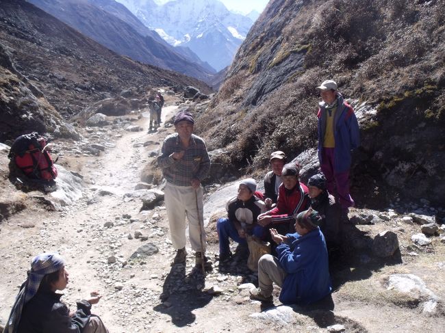 １０：１０ボルチェとカンテガを見ながら一服。やはりスフィンクスの方が高い。<br />地層は平行になっている。<br /><br />ソイジョイのバナナ味を食する。ほんの１かけらクリシュナにあげる。ミルキーの塩味はあまりよくない。　ポーター達も一服しており、何かを食べている。少し分けてもらうと、ツァンパ麦粉でトウモロコシの粉も入っているようだ。香ばしくてうまい。外人の女の人にも勧める。口髭が真っ白になる。ミルキー塩味を上げる。疲れての一服ではなく、素晴らしい景色を見ての、日向ぼっこほど幸せな一時はない。<br /><br />