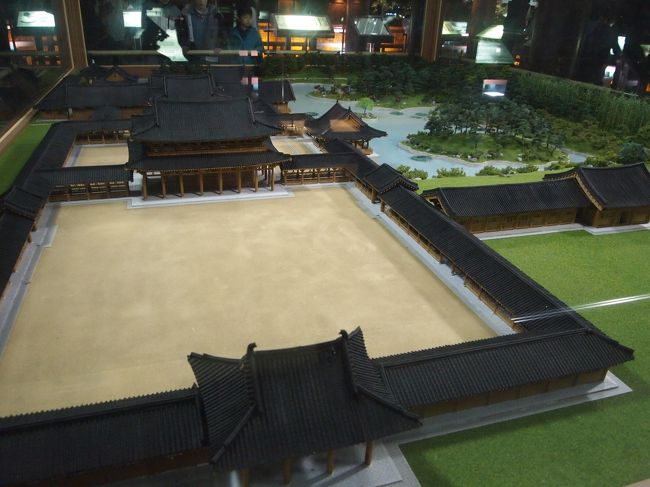 今は３つの建物が復元されていますが、あくまで想像で造られたそうです。<br />これも想像の模型なんでしょう。<br />