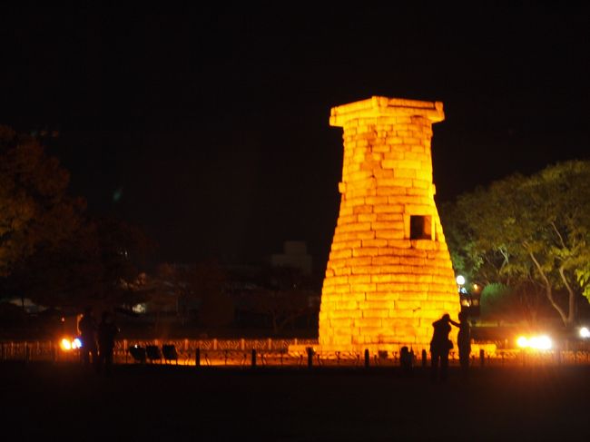 雁鴨池近くの瞻星台へ。<br />ここも夜はライトアップされています。