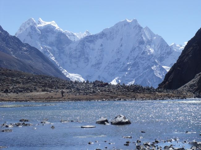 池のほとりにて昼食。昼食と言ってもソイジョイとチーズとアーモンドチョコだ。<br />早くもおーいお茶のペットボトルに入れた水が空になる。さっきの泉で補充しとけばよかった。<br /><br />１１：５５第２ポカリ<br />１２：３５第２と第３の湖が同時に見える所。第３の左側にレンジョパスだと他のポーターが言っていた。ナマステロッジはいっぱいでダメだと断られた。<br />ここのマスター、映画のホームアーロンに、出てきた泥棒みたいに金歯がきらりと光った。<br />日本人だと解るとOKとなった。しかし部屋は階段の横の物置部屋みたいな小さな部屋。<br />何所でもひどかったが、ここが最低。このロッジ日本人に人気があるのだそうだ。