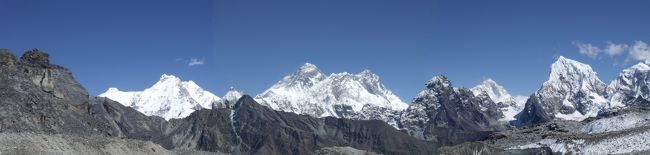 眺めは素晴らしい。来たかいがあった。エベレストが低く感じられる。峠の向こうは山また山で、眼下に大きい湖があった。垂直に近い崖だ。パノラマ写真に挑戦してみる。３ショットで１枚の写真になる。<br /><br />１４：４０１０分もいなくて下山<br />１５：４０大広河原<br />１６：３０取り付きの沢　いやになるほど遠くにロッジが見える<br />１７：４５ロッジに帰り着く。アノ人たちが来ていないか探させる。<br /><br />エベレスト　月は東に　日は西に<br />