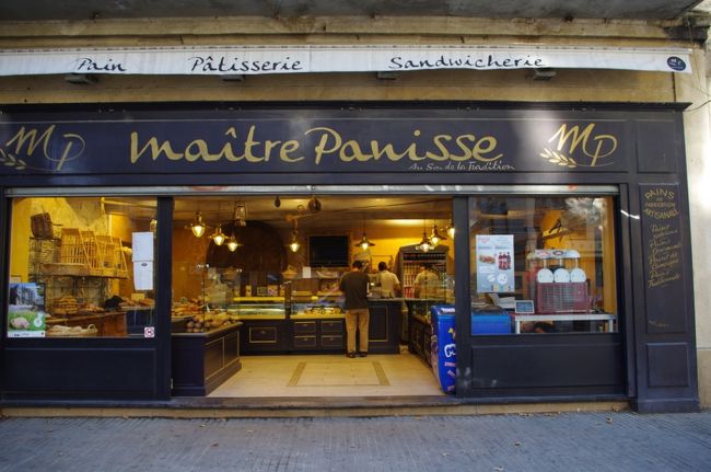 ホテルをチェックアウトし、<br />アヴィニョンＴＶＧ駅に向かいます。<br />ホテルの前には、フランスっぽい美味しそうなパン屋さんが<br />あったので、思わずパチリ。