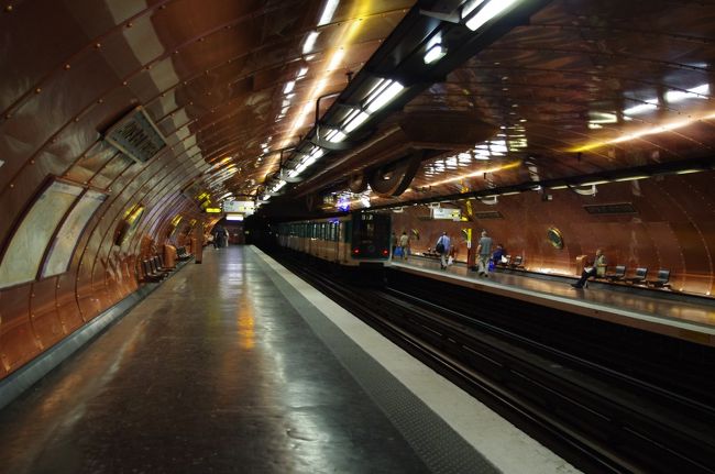 Arts et Metiers駅。<br />パリの地下鉄駅は、<br />駅ごとに造りが違います。