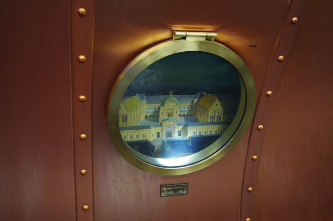 この駅は潜水艦のイメージなのかな？