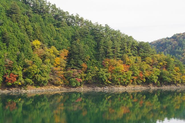 紅葉が湖面に映っています。