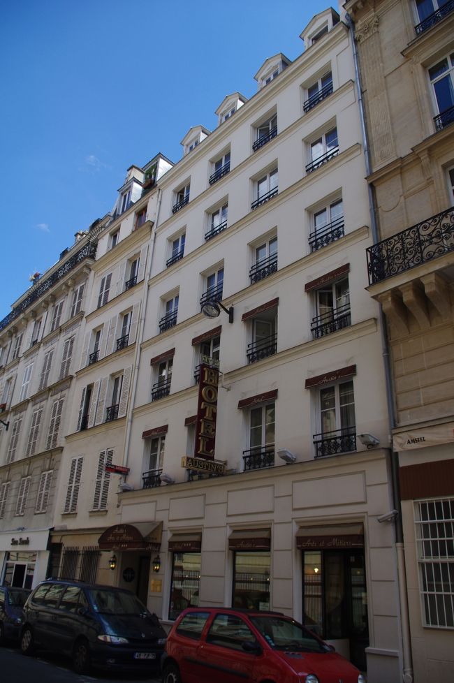 パリのホテルはここ。<br />『Austin's Arts et Metiers Hotel Paris』<br />１泊１室（朝食込）11,687円。
