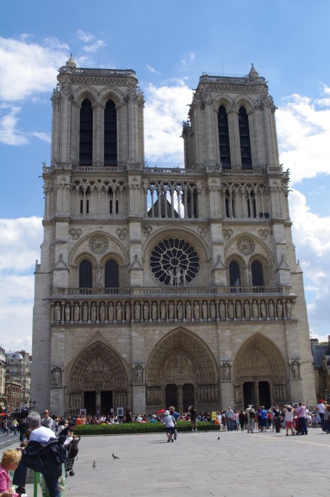 ノートル・ダム大聖堂は、<br />初期ゴシック建築を代表する大聖堂で、<br />高さを追求した結果、<br />外部に大小様々な尖塔が多数設けられました。