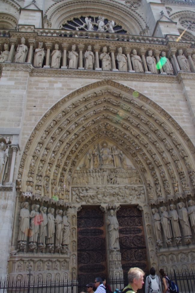 西側正面には入り口が３つあり、<br />その真ん中の入り口には、<br />キリストの『最後の審判』が<br />描かれています。