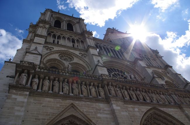 二つの塔が空に向かって、<br />そびえたっています。