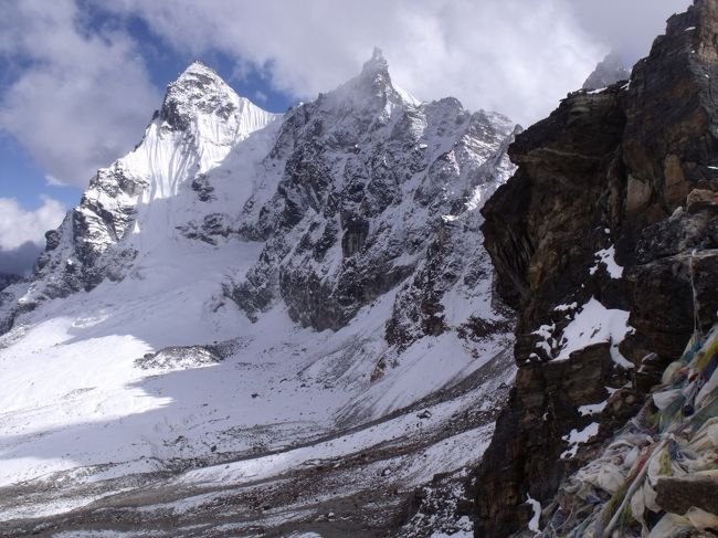 ２０１０年１０月２７日（水）レストランにはもう誰もいない。テルモスに御湯を入れてもらい、<br />６：１５出発　レンジョパスの方向に白い半月が出ている。前方に７人グループがいる。<br />すぐに暑くなり羽毛を脱ぐ。外人さんたちはしっかり着ている。<br /><br />７：１５一服　ビスケット　エベレストはまだ見えない。黒い山が邪魔している。昨日見た限り急こう配が続くはず。白い氷河が目の高さ。<br />８：１５もうすでにバテバテモード　　ロッジが遠くならない。真下に見える。３０歩進めて１休みが１０歩ごとになる。<br /><br />８：４０エベレストが見えてくる。手前の山と重なり合っている。レンジョパスからなら一時間もかからずに見え始めた。遠くに三角形の山が見える。二人ずれの日本人に聞くとマカルーだと言う。<br />９：１５マカルーが大きくなってくる。最初に見えた時には、遠くて見比べるものがなかったが、月が地平線に近くなると大きく見えるのと同じで、目線が下がったからだと思う。<br /><br />　