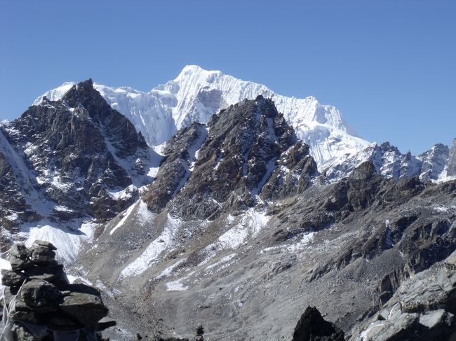 １０：００ホウホウの態でピークに着く。マカルーがヌプチェとつながった。<br />１０：３０下山<br />１１：２０マーモットが横切る。岩だらけだから、宿は沢山あるけど、食料探しはさぞかし苦労しているに違いない。<br /><br />１２：４５ゴキョウロッジ着東京混成隊が来たら知らせよとクリシュナに見張りさせる。<br />アルファー米の五目御飯を作る。お湯代はちゃんと帳面に付けている。１時間もしないうちに皆さんに会えた。<br />まだ時間が速いから、１時間ぐらいでエベレストが見えるから、レンジョの方へ行ってみたらと進めるが、ペンパさんは、風が冷たくなるし、明日はハードスケジュールになるので、休んだ方が良いと言う。<br /><br />今日ゴキョウリまで行ってきた者としては、十分納得できる話だ。<br /><br />