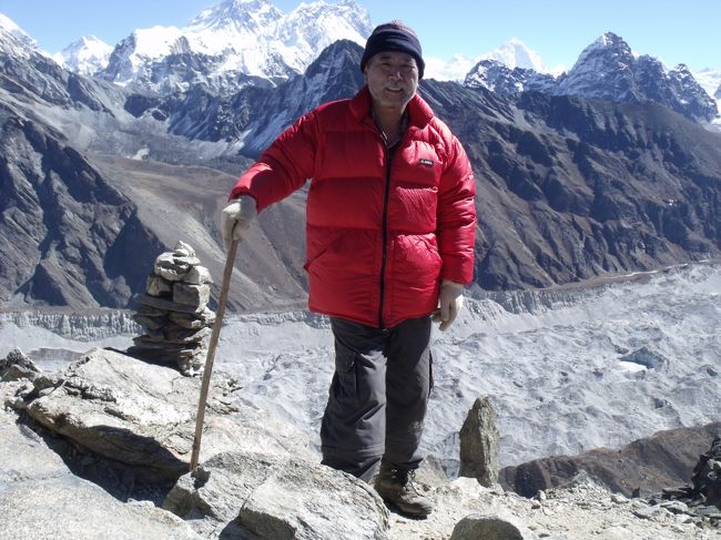 ペンパさんは明日行くタンガの宿の予約をポーターに頼んでいる。<br />ツアーの人たちもこうして宿を確保していたのだ。ここは宿泊代が高いため（ない）、<br />ポーター達はパンガまで降りて泊まるそうだ。<br /><br />ライチョウがロッジの裏にいっぱいいた。本来ならこんなところにいないはず。<br />堕落した駄雷鳥。ペンパさんの話によると、この辺は６月から７月にかけてマッチェルモあたりから、ブルーポピーが沢山咲いているそうだ。<br /><br />ストーブの上にビールを載せている。ふと見ると心配していたことが現実に起こっていた。<br />クリシュナに貸している雨かっぱが、ストーブの煙突に触れている。これは水防用のカッパで、消防からの貸与品で、いざと言う時には、着て出動しなければいけないのだ。<br />サーデンのトマト煮を温めている。さんまも温めよう。夕食を何にしようか迷っているので、<br />シェルパシチュウがうまいよと言ったら、全員がシチユウになった。今まで食べたことがなかったみたいだ。