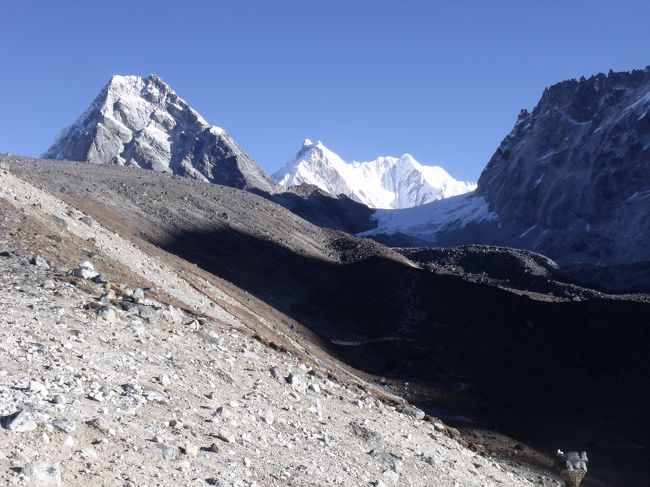 ２０１０年１０月２８日（木）<br />混成隊は３時半にゴキョウリに行ったので、自分ももう１度レンジョの方へ行ってみる。<br /><br />５：２５出発。<br />６：３０日の出　　エベ阻視山（エベレストの前にある邪魔な黒い山のこと）があまりに近いけれど、高さがあまりないため、レンジョ方向に少し離れるだけで、エベレストが見えるようになる。<br />６：５０下山氷河の奥まで行ってみようと思ったが、３歩行っただけでやめる。<br />７：５０グループが降りてくる。<br /><br />