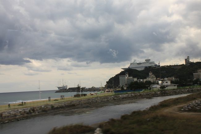 再び海沿いへ<br /><br /><br />正東津（チョンドンジン／Jeongdongjin）が近づくと列車は再び東海（トンヘ／Donghae）沿いに走ります。<br />まもなく正東津駅に到着です。