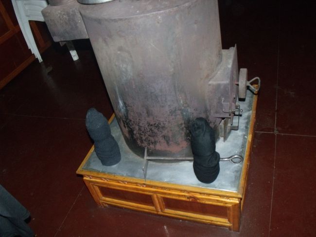 明日の朝の出発は５時。遅くなると落石がひどくなり、危険なのだそうだ。　<br />ストーブの横で靴下を干す。天気が良い割にはあまり干せなかった。ペットボトルにかぶせて横に置いた。何ともグッドだ。<br /><br />皆さん血中酸素量を測る。自分は８９と出た。申し分のない数値だ。<br />昔から血の巡りはよい方だと胸を張る。肺活量が標準以上で、心肥大気味<br />皆さん７９から７０で問題ない。<br /><br />グァバは間違いでアンバ　ミカンはスンタラ<br /><br />夜空を見る。オリオンやカシオペアは見れる。天の川もわかるがそんなにきれいでなかった。<br />最高の条件なのに、きれいに見えないと言うことは、自分の目が暗くなってしまっているかもしれない。<br /><br />エベレスト　山によこたう　天の川<br />星という字は生きた日、日々生まれる、１日生きると書く<br /><br />