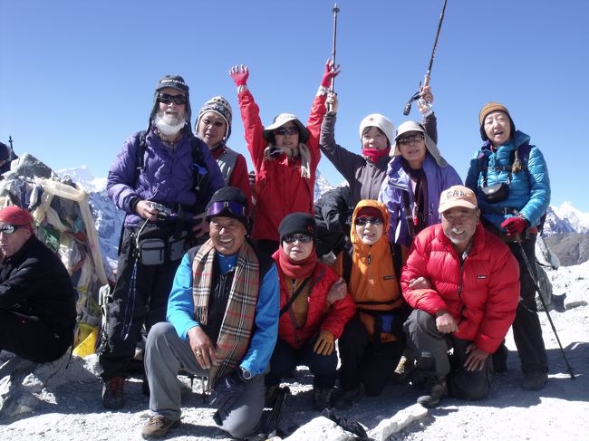 ２０１０年１０月２９日（金）<br />５：１５出発。緩やかな登り坂<br />５：５５一服　羽毛を脱ぐ<br />６：５０一服　平らな所　日の出高度計によれば４９７５Mから５３８０Mまでのぼった。<br />７：４０第一の峠　いったん下る　急な下り<br />８：００最下部４９５５M　ちょっと登って、黄色い岩肌直下の所　いよいよ危険地帯に　<br />ツアー会社が敬遠するのもうなづける。<br /><br />８：４５小休止　水分補給　日本国内なら五星危険地帯。<br />頑張って、ナマステと声を掛け合う。皆ひどいはずだが、ケロっとした顔をしている。<br /><br />９：２０雪が付いてきた。<br />９：５５ぺンパさんが引き上げてくれて、チョラパスを越えた。