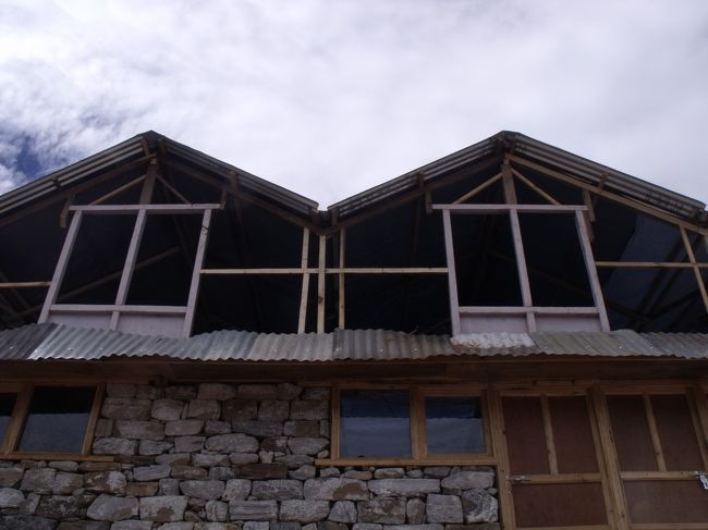 高度計は気圧によって計っているらしい。持っている人によってばらばらだ。<br />４７９５，４８０５，４７９０，４７８０<br /><br />気圧は１００メートル上るごとに、１２ヘクトパスカルhPa（昔風に言うと１２ミリバールmb）下がる。５０００Mでは６００Pa下がるら、１気圧が１０１３hPaですから、ゴキョウあたりでは４００hPaになってしまう。と言うことは空気の密度が薄い、酸素量は４割しかない。パスカルとはあの有名なパスカルさんで、名前なので真ん中にあるのに大文字を使うのだそうです。<br /><br />ここもいっぱいで、工事中で、柱と天井にしか板の打っていない所に泊まらなければいけない羽目になりそうだったが、ドミに泊まれた。上が男性で下が女性。外人が追加で来るが断り、日本人は受け入れる。<br /><br />ここで泊まれなかったらもっと下の・・まで行かなければいけない。<br />ダルバート500RPにはびっくりする。普通の倍以上だ。アルファ米の五目飯にする。<br /><br />混成隊の皆さん3度続けてシェルパシチュウを食べている。さんまのかば焼きを開けて皆さんに食べてもらう。梅干しが回って来た。なんで秋刀魚とサバしか持ってこなかったのだろう。<br />江戸っ子煮とか、大和煮とかいろいろあったろうに。<br /><br />太ももの裏が軽いけいれんを起こす。疲れが相当たまってきているようだ。<br />トイレに行ったK氏部屋から閉め出される。誰かが知らずに鍵をかけてしまった模様。