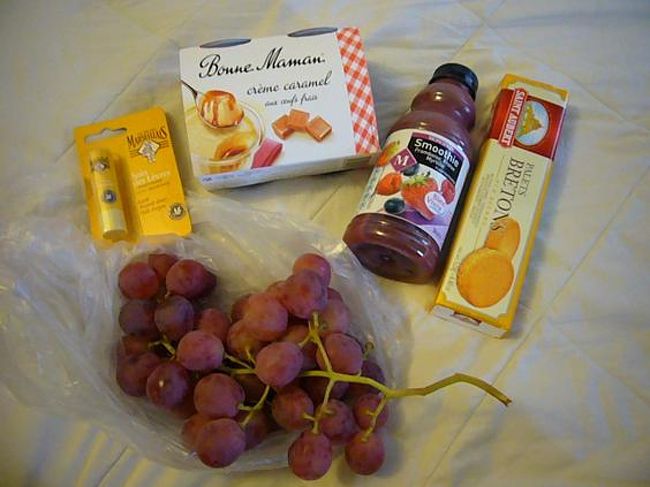 荷物を置いて 近くをぶらぶら。人通りは多い。<br />すぐ近くのモノプリで買い物。<br /><br />ぶどうとか色々。<br /><br />右端のスムージー 美味しい！1.8ユーロ？<br /><br />※1Fは服やﾈｲﾙ用品が少し、地下は食器、文具、シャンプーなど日用雑貨、野菜、フルーツなどの食料品コーナー なんでも揃ってる。<br />