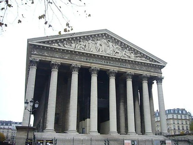 　☆　2日目　☆<br /><br />ヴェルサイユ宮殿へ行く計画を立てていたものの断念。。<br /><br />RERはまた次回。<br /><br />美術館が休館なので近所をぶらぶら〜。<br /><br />マドレーヌ寺院<br />