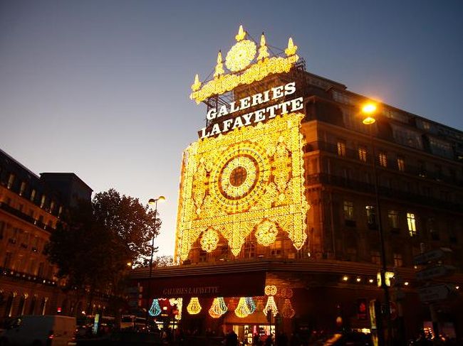 ホテルに荷物を置きに戻り、ごろんとしたらそのまま寝てた。<br />日が暮れるのが早い。<br />目が覚めて、ラファイエットへ。<br /><br />イルミネーション。