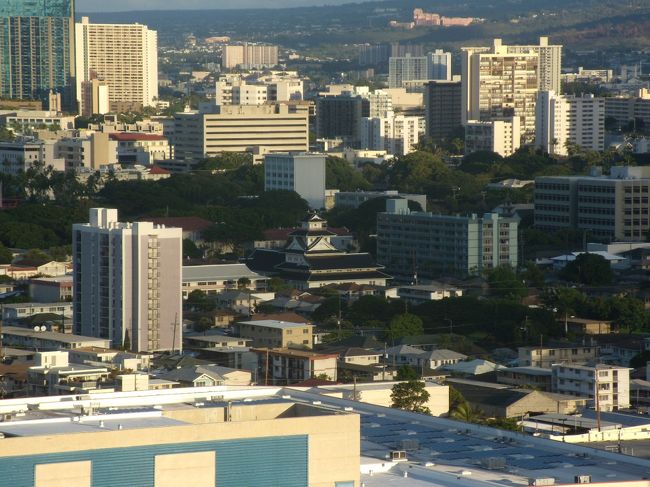 いよいよ帰国の日となりました。<br />朝、ベランダで山側の景色をながめていたら「なんじゃこりゃ」つー建物を発見!!<br /><br />城!!<br />城だよ!!<br /><br />日本の城です。<br /><br />帰国後、「世界ふしぎ発見」で放送されていました。<br />マキキ教会。<br />教会なんですよー<br /><br />びっくり。