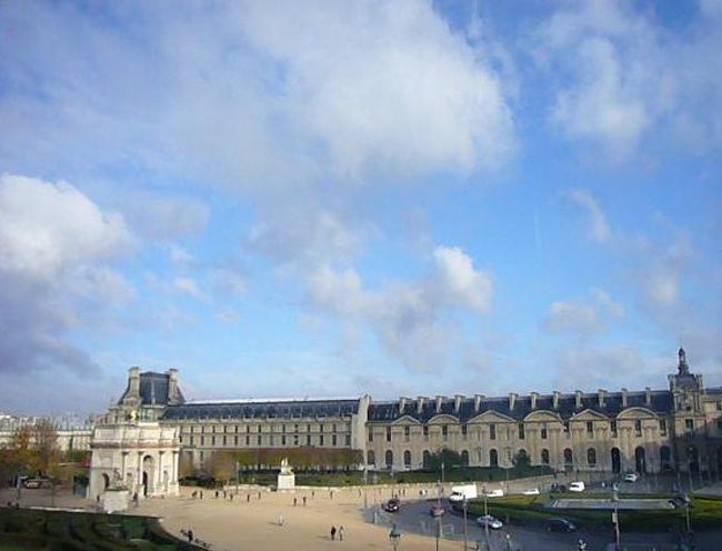 　☆　3日目　☆<br /><br />ホテルから徒歩で ルーブル美術館へ。<br /><br />ミュージアムパスは日本で購入。<br /><br />写真はルーブルの窓から写した景色。