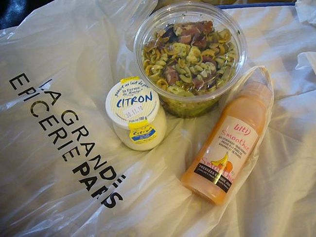 ル・ボン・マルシェ<br /><br />サラダ 6ユーロくらい<br /><br />女子学生？が皆このサラダを手にしていたので<br /><br />買ってみた。<br /><br />美味しくて次の日も食べた。<br /><br />他にも種類あり。<br /><br />この後、地下鉄でマドレーヌへ。